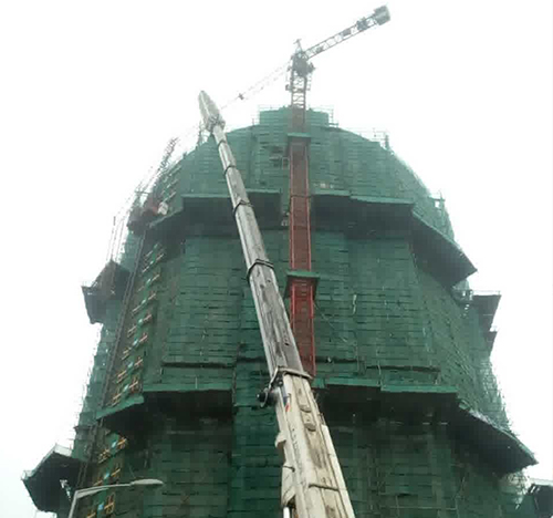 辛集吊车在工地上作业